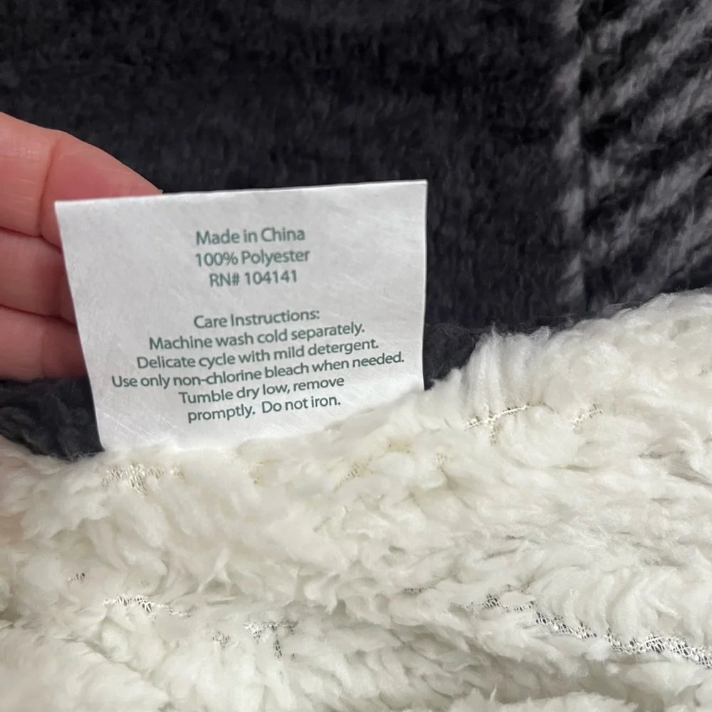 NWT Northeast Outfitters Cozy Black Gray  Check Sherpa Blanket 50 x 60